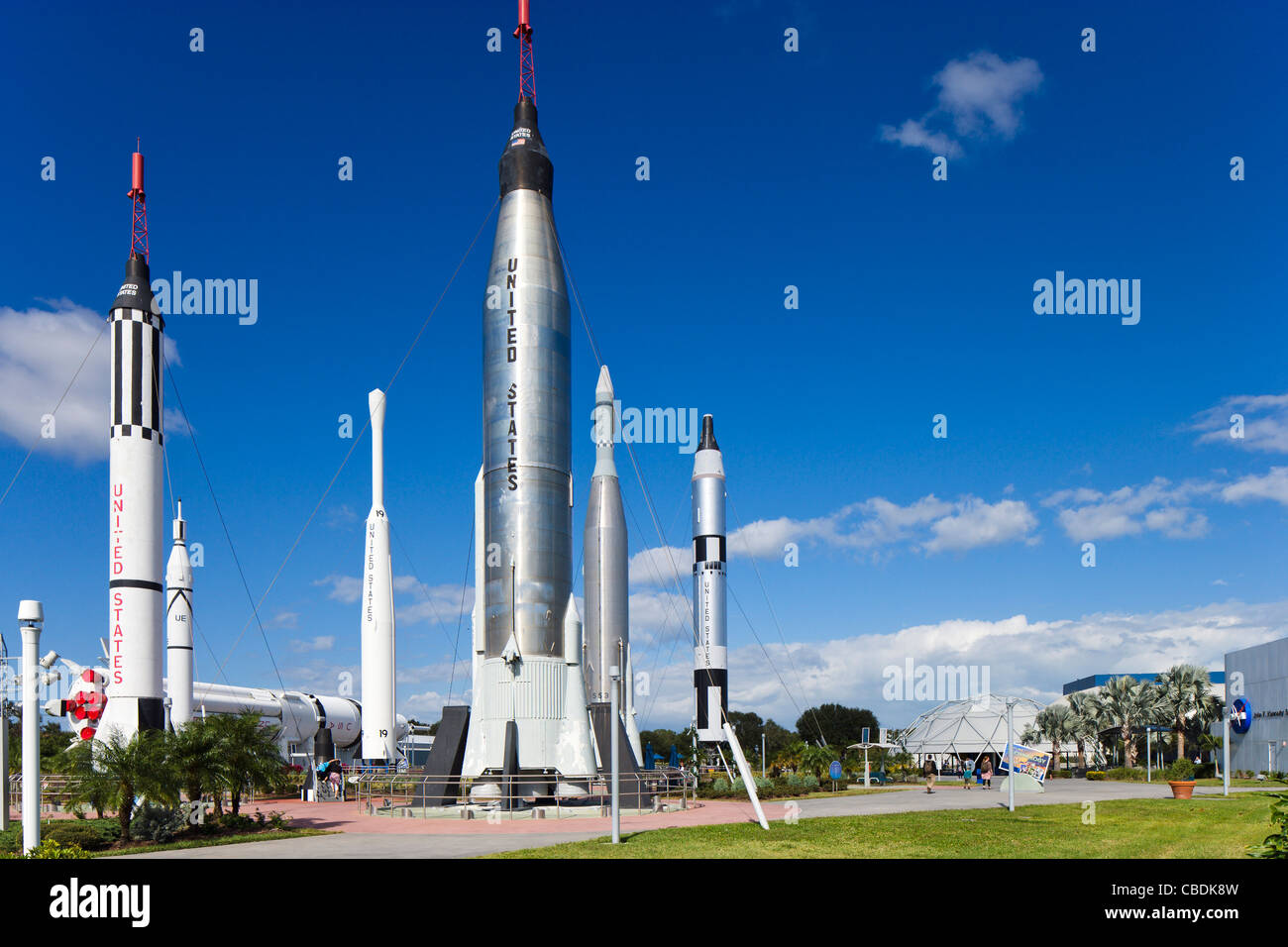 Rocket Garden mit Quecksilber/Atlas-Rakete im Vordergrund, Kennedy Space Center Visitor Complex, Merritt Insel, Florida, USA Stockfoto