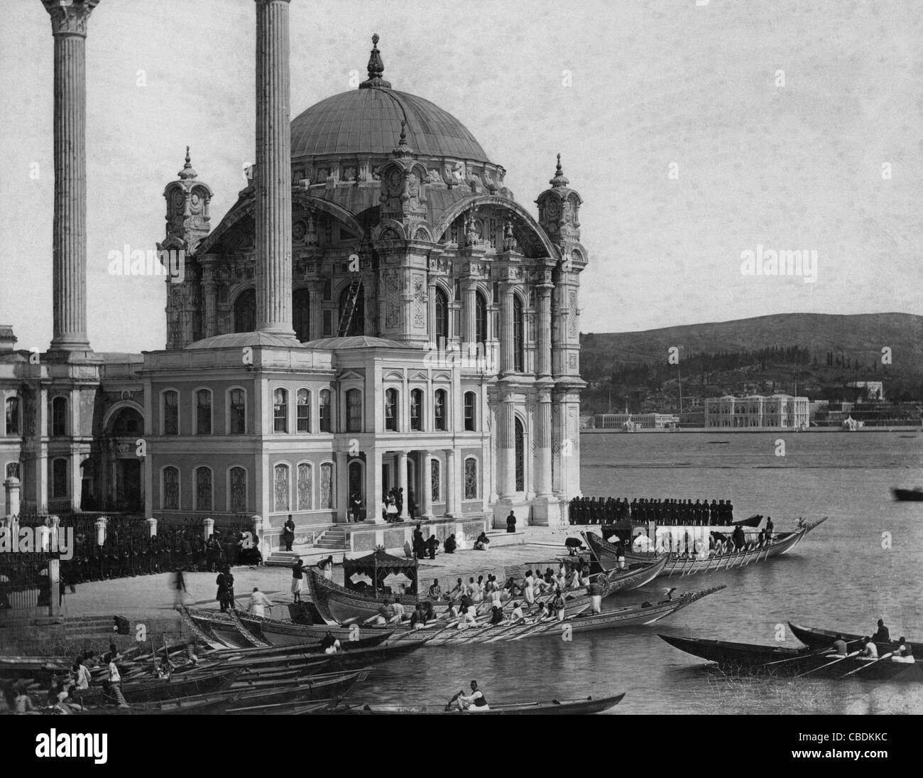 Büyük Mecidiye Camii (Moschee) während der Selamlık (Prozession in die Moschee des Sultans), Ortaköy, Istanbul. 1900 Stockfoto