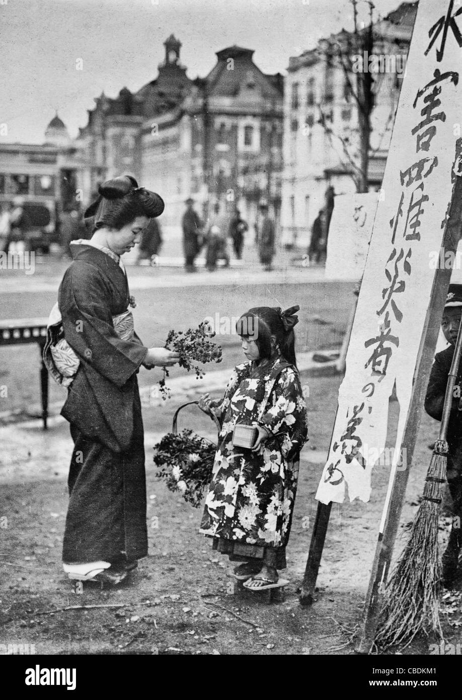 Eine Mutter und Tochter verkauft Kunstblumen in Tokio, ca. 1920 Stockfoto