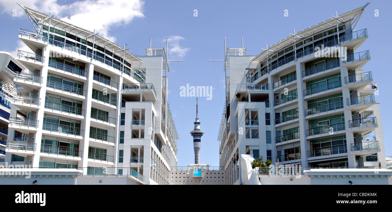 Eigentumswohnungen und der Auckland Sky Tower Stockfoto