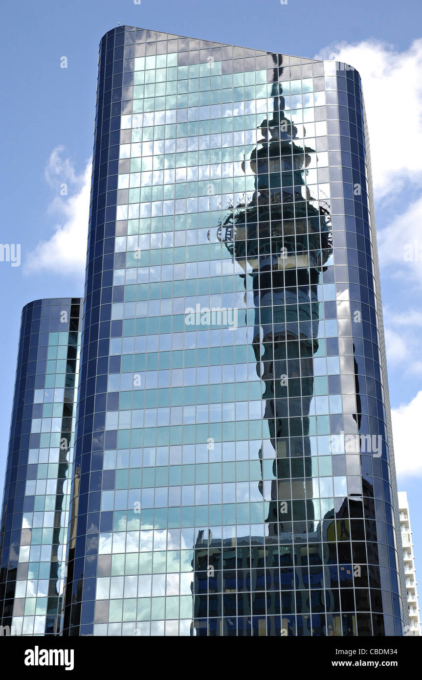 Auckland Sky Tower in der Reflexion Stockfoto