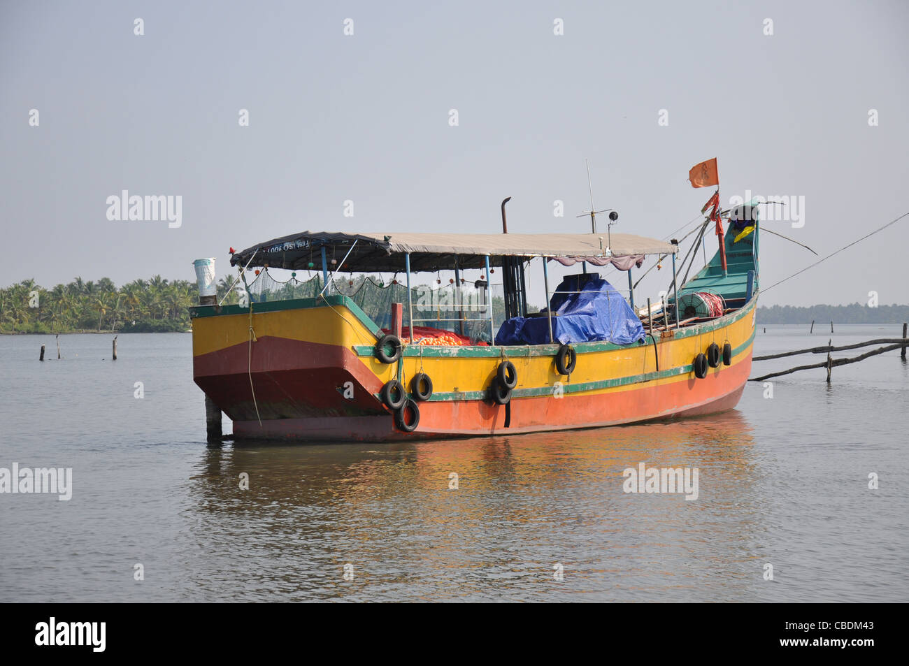 Ein Fischerboot geparkt in der Mitte des Flusses bei Alleppy Kerala Indien Stockfoto