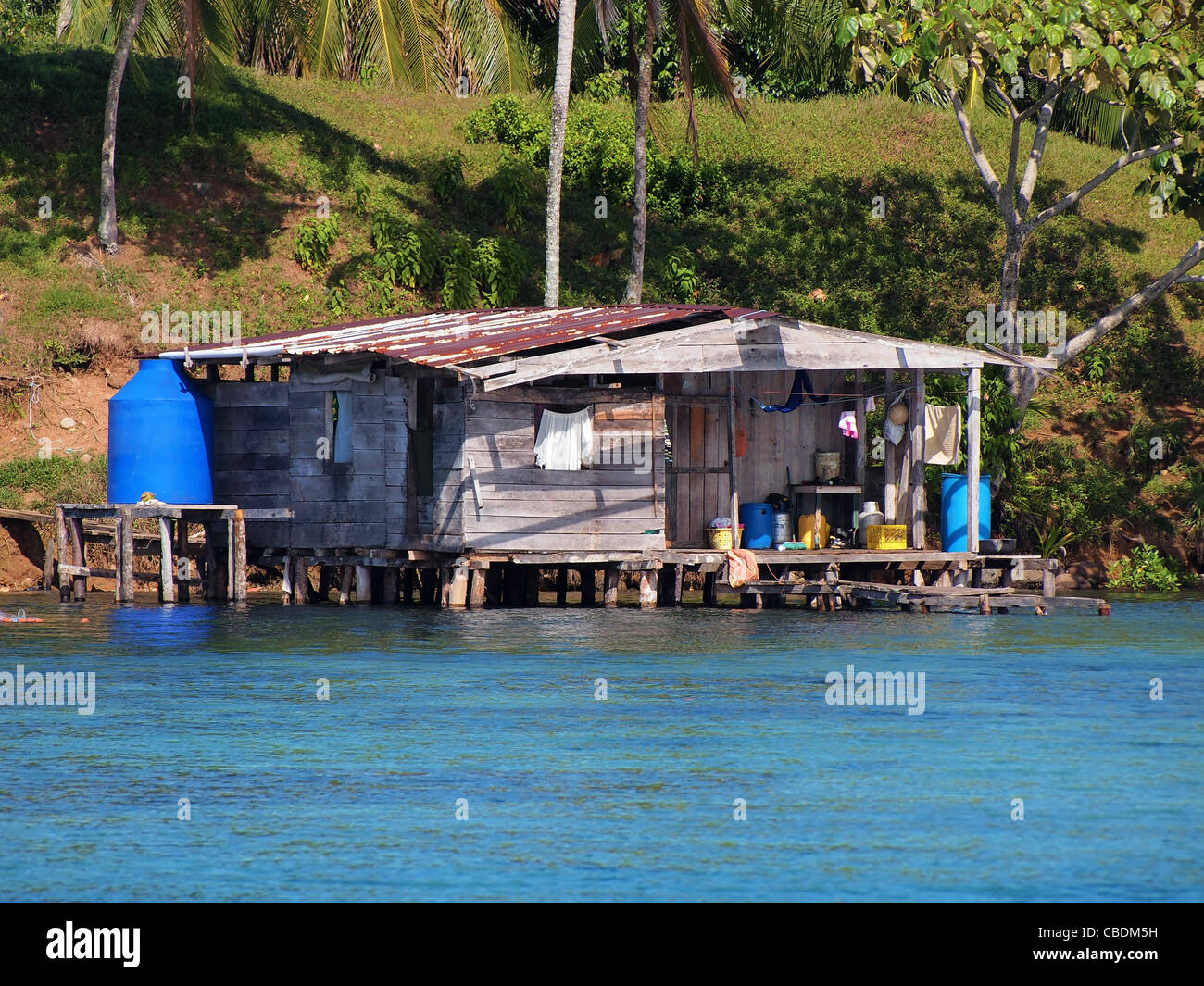 Typische karibische Stelzenläufer Hütte über dem Meer in Bocas del Toro, Panama Stockfoto