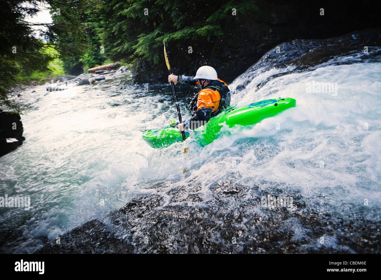 Ein Mann Kajak eine Reihe von kleinen Wasserfällen, Snoqualmie River (South Fork), Washington, USA. Verlieben Sie sich in die Wandfläche. Stockfoto