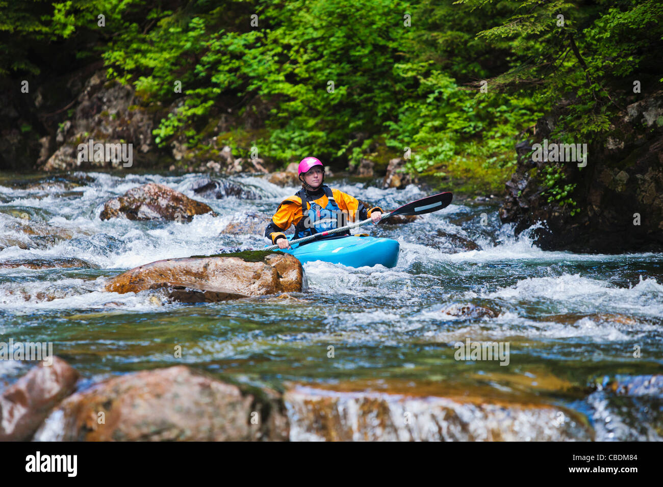 Eine weibliche Kajakfahrer am Snoqualmie River, Washington, USA. Stockfoto