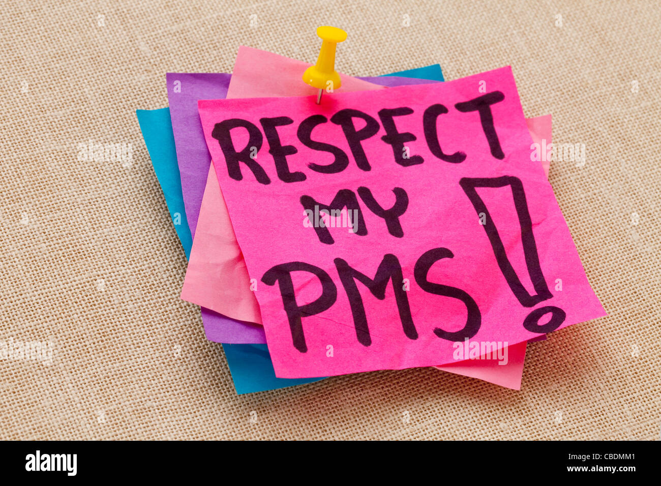 respektieren Sie meine PMS (Prämenstruelles Syndrom) - humorvolle Warnung - Handschrift auf einem lila Zettel gegen Leinwand Brett Stockfoto