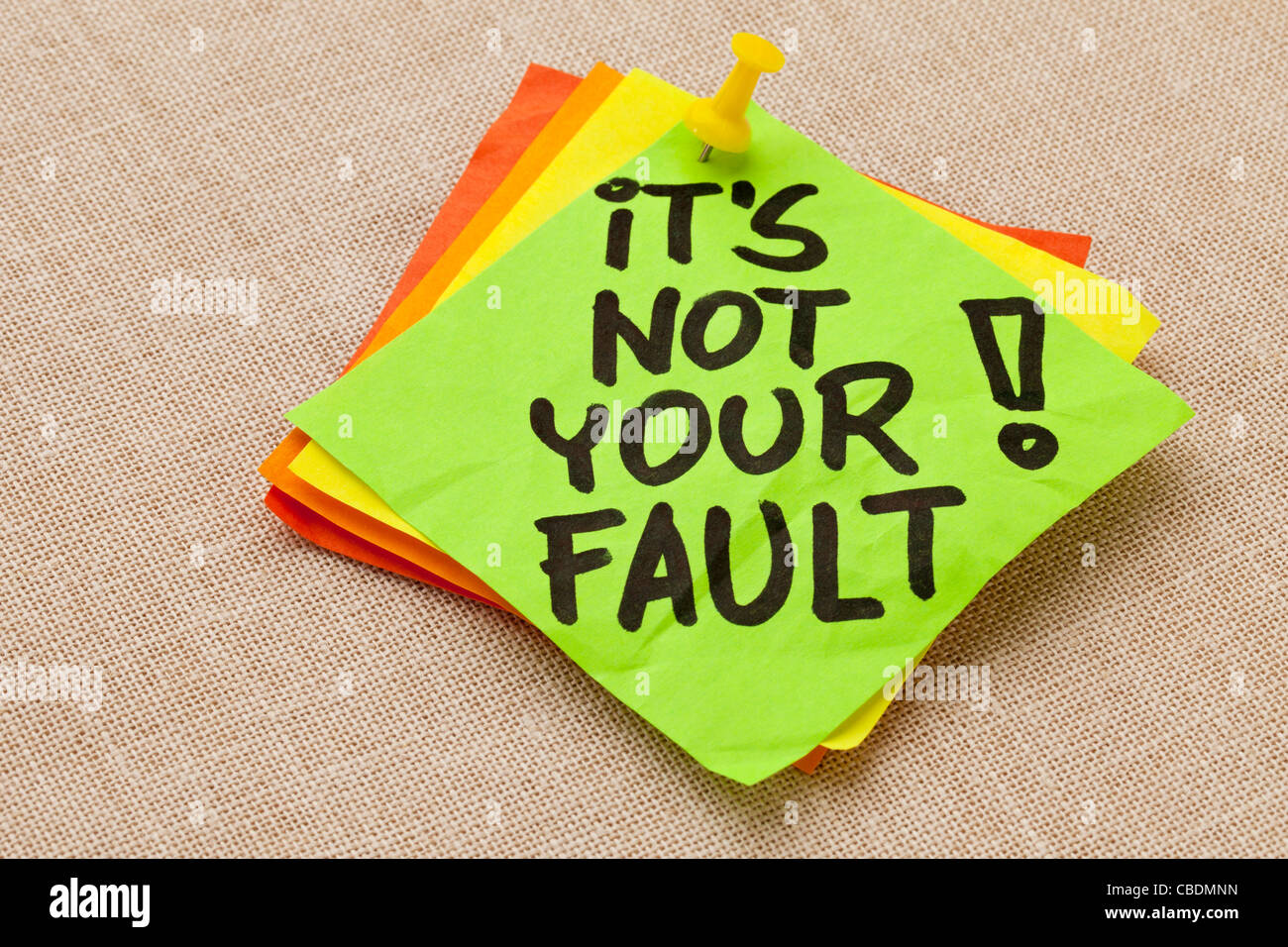 Motivations-Konzept - es ist nicht Ihre Schuld-Ausrufezeichen - Handschrift auf einem grünen Zettel gegen Leinwand Board Stockfoto