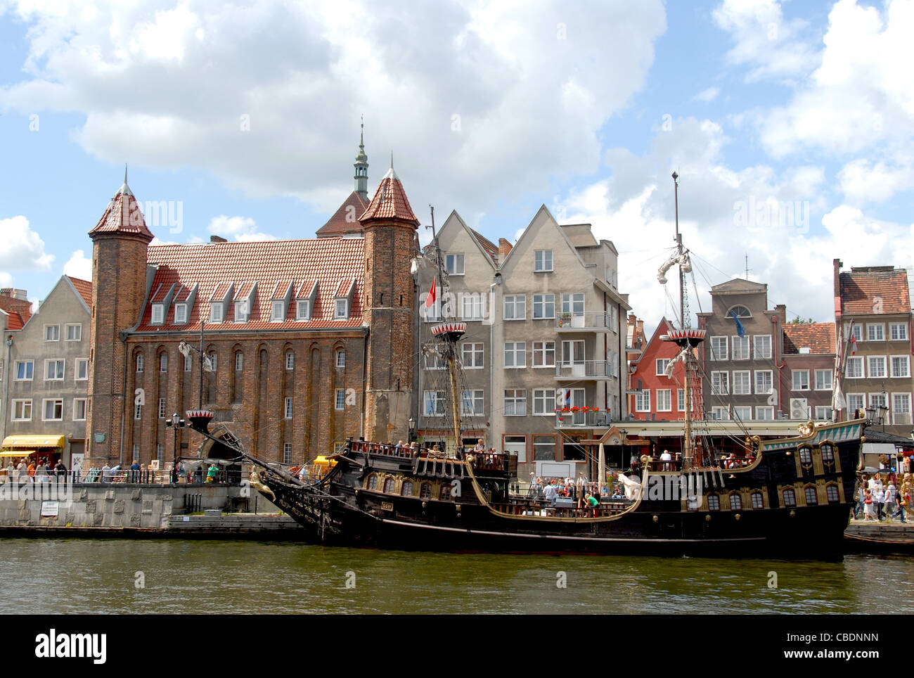 Historisches Schiff für Sightseeing vertäut am Kai Mottlau Fluss der Stare MIasto, die Altstadt von Danzig, Danzig in Polen Stockfoto