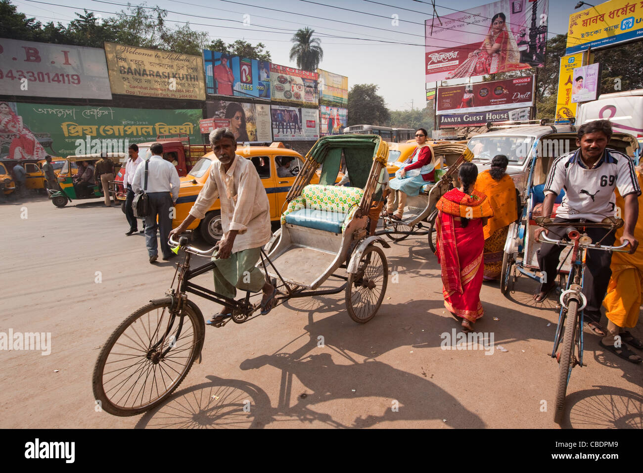 Dakshineswar, Kalkutta, Westbengalen, Indien Zyklus Rickshaw unter Stau auf Tempel-Straße Stockfoto