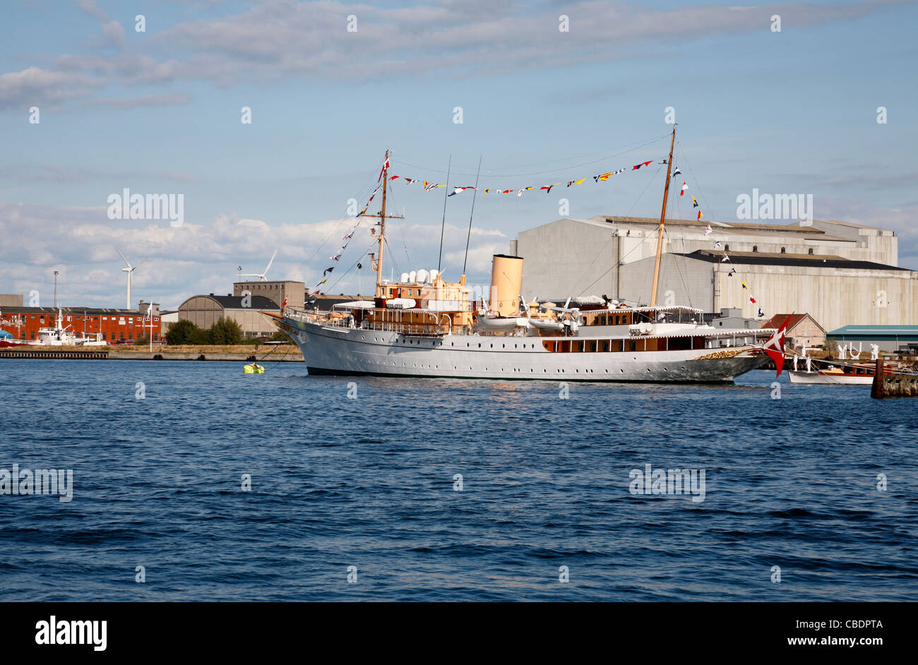 Die dänische Königliche Yacht Dannebrog HDMY, hat zu seiner Verankerung im Hafen von Kopenhagen aus der königlichen Sommer Kreuzfahrt zurück. Stockfoto