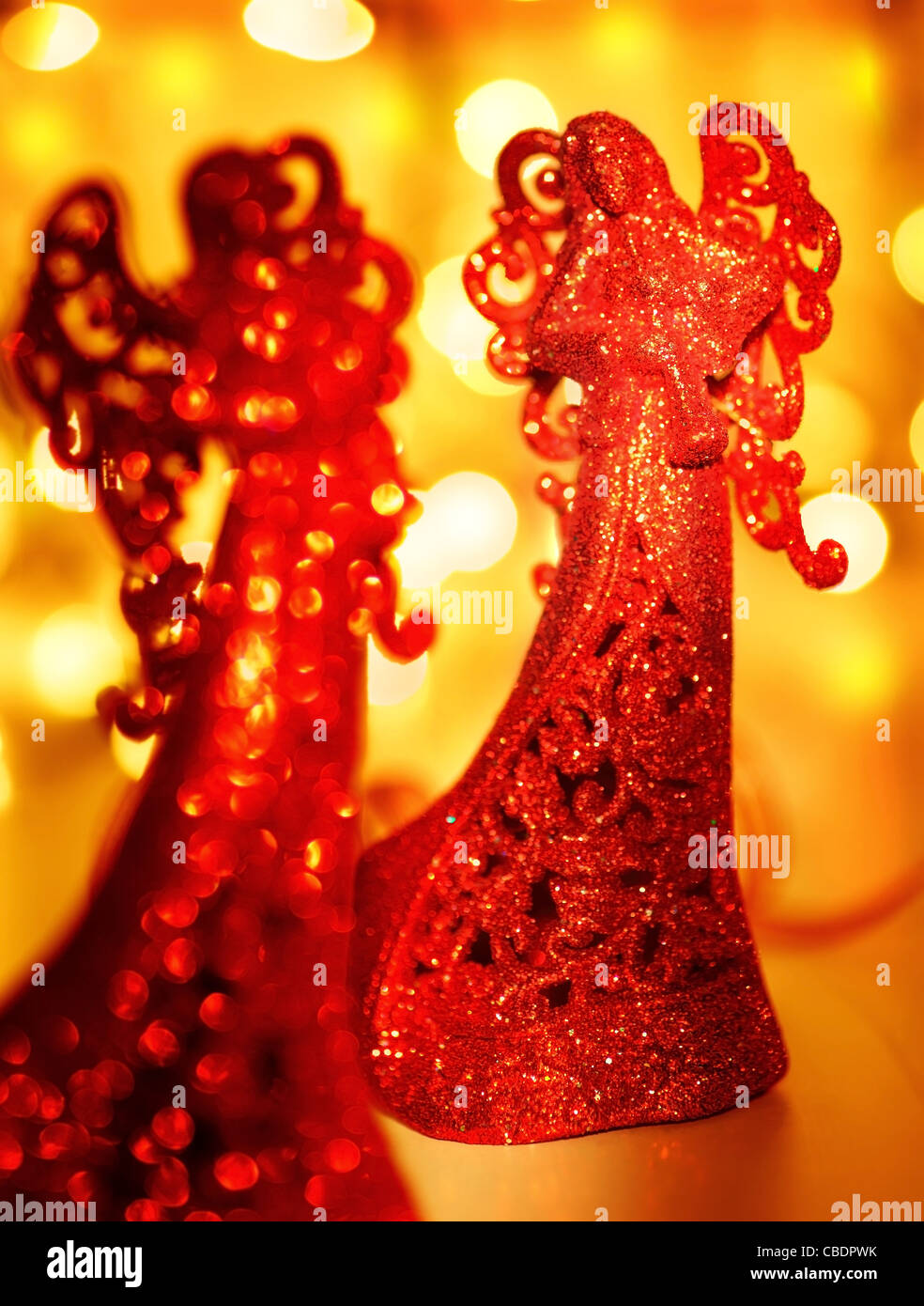 Roter Engel Weihnachtsbaum Ornament, Urlaub Hintergrund mit Bokeh Beleuchtung und Dekoration Stockfoto
