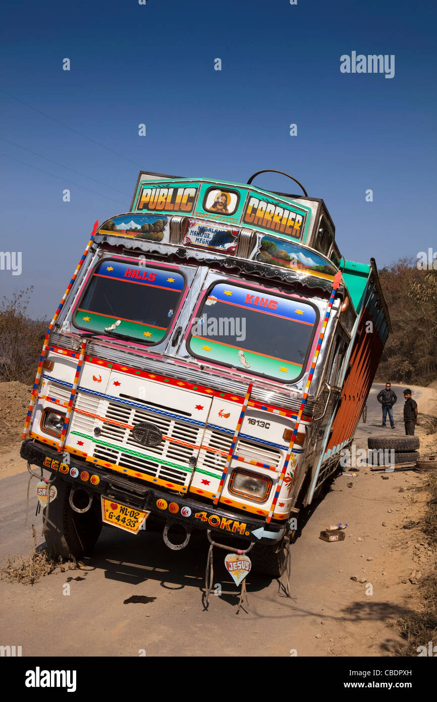 Indien, Manipur, Transport, LKW mit gebrochenen Hinterachse unterwegs zwischen Imphal und Kohima aufgeschlüsselt Stockfoto