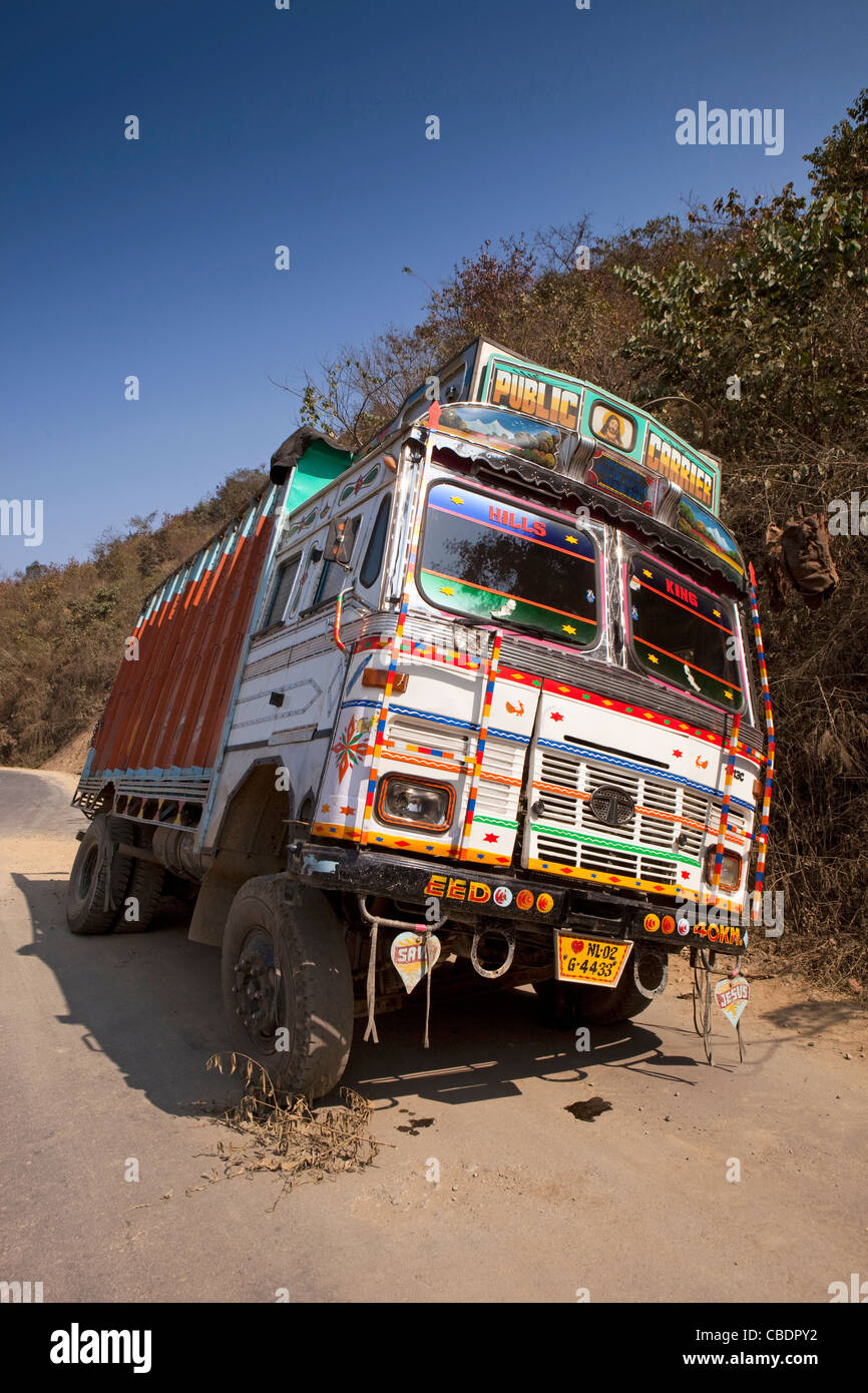 Indien, Manipur, Transport, LKW mit gebrochenen Hinterachse unterwegs zwischen Imphal und Kohima aufgeschlüsselt Stockfoto