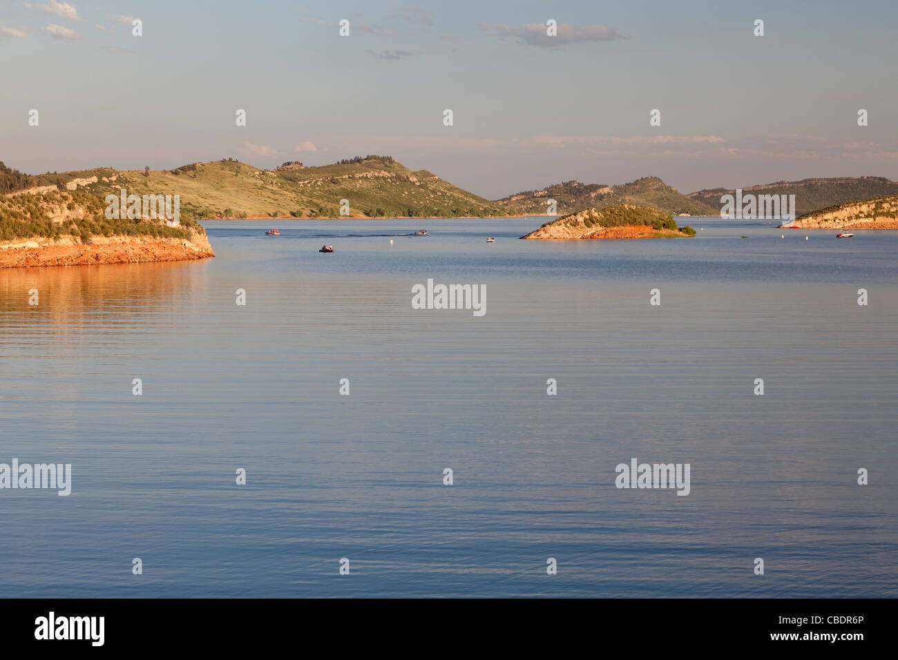 Freizeit-Boote am Horsetooth Reservoir in der Nähe von Fort Collins, Colorado, Sommernachmittag Stockfoto