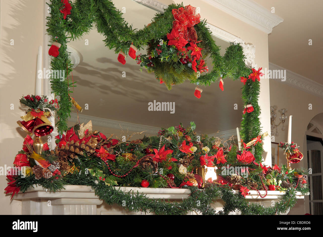 Weihnachtsschmuck-Mantel Stockfoto