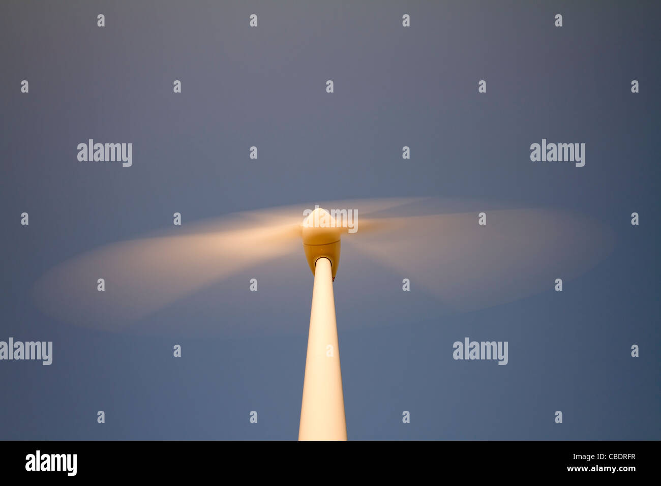 Bewegliche Windkraftanlage mit blauem Himmel Stockfoto