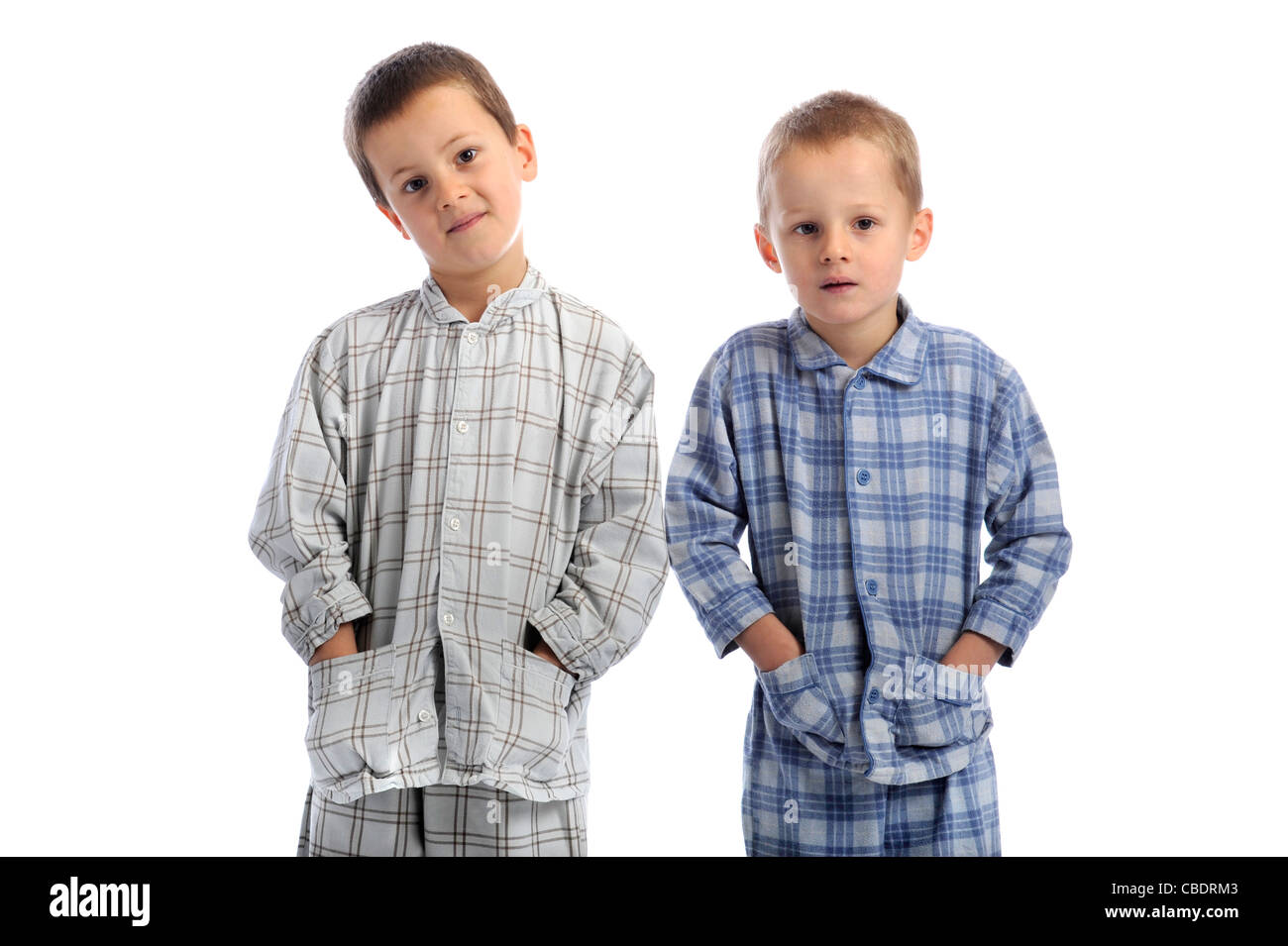 Zwei kleine Jungs in Pyjamas. Isolatd auf weißem Hintergrund Stockfoto