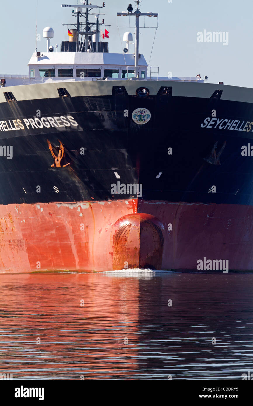 Frachtschiff auf der North East Canal, Deutschland Stockfoto