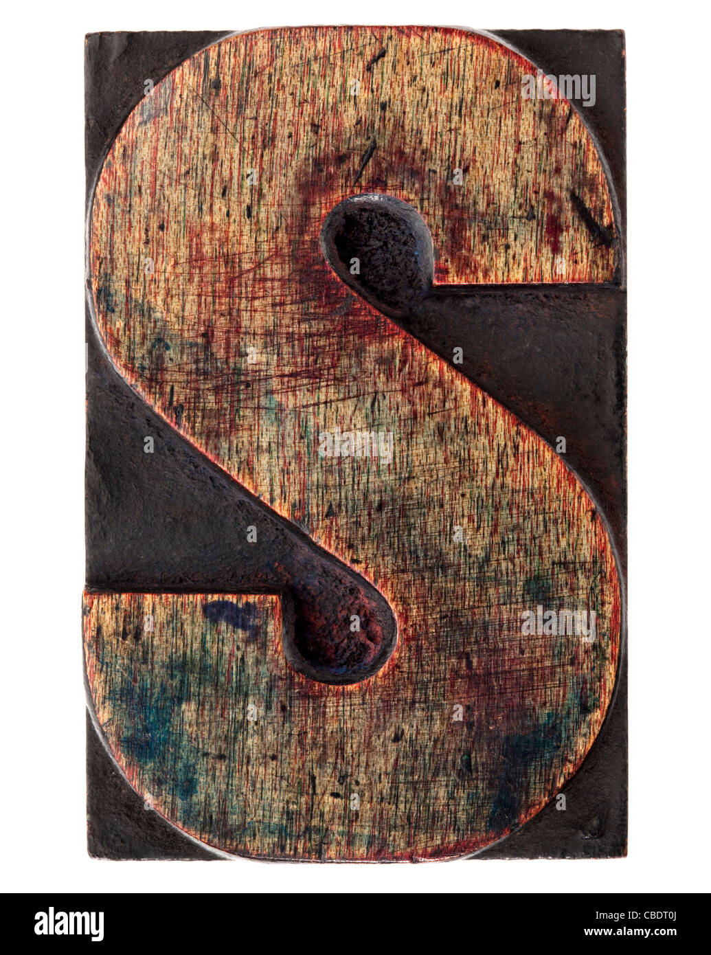 Buchstabe S - Vintage Holz Buchdruck drucken Block, zerkratzt, befleckt von Tinte, isoliert auf weiss Stockfoto