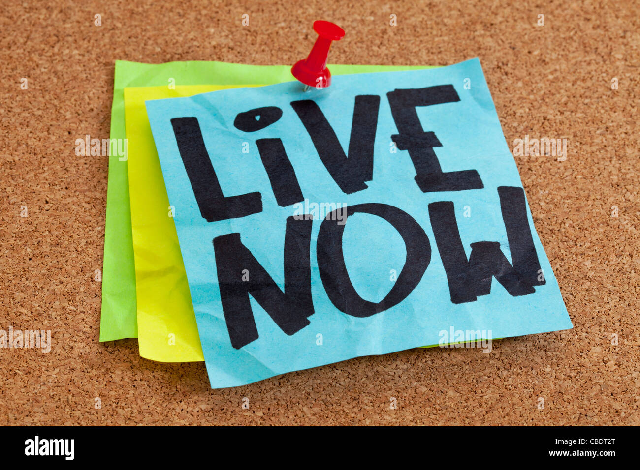 blaue Notiz auf der Pinnwand veröffentlicht weiterleben Sie nun Erinnerung Stockfoto
