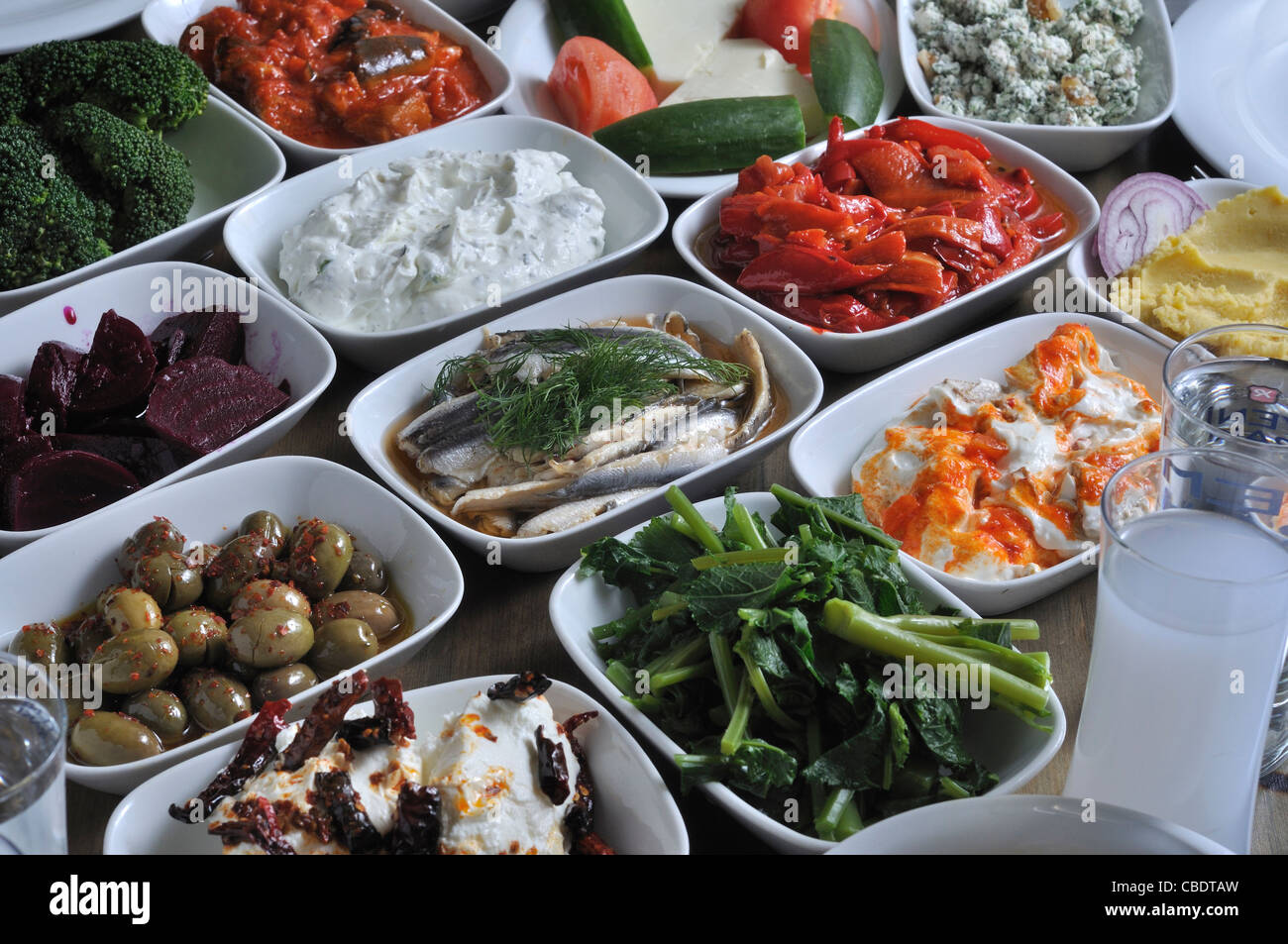 verschiedene Arten von türkischen und griechischen Snacks auf dem Esstisch mit traditionellen Akı und Ouzo trinken Stockfoto