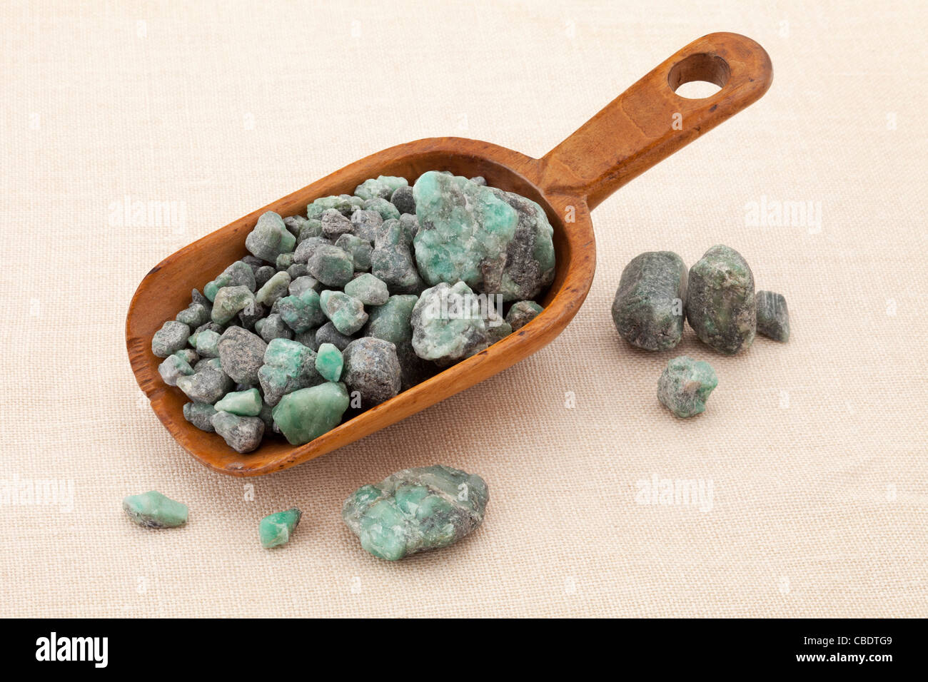 rustikale Kugel roh Smaragd Edelsteinen (Mineral Beryll) mit Einschlüssen in Brasilien abgebaut Stockfoto