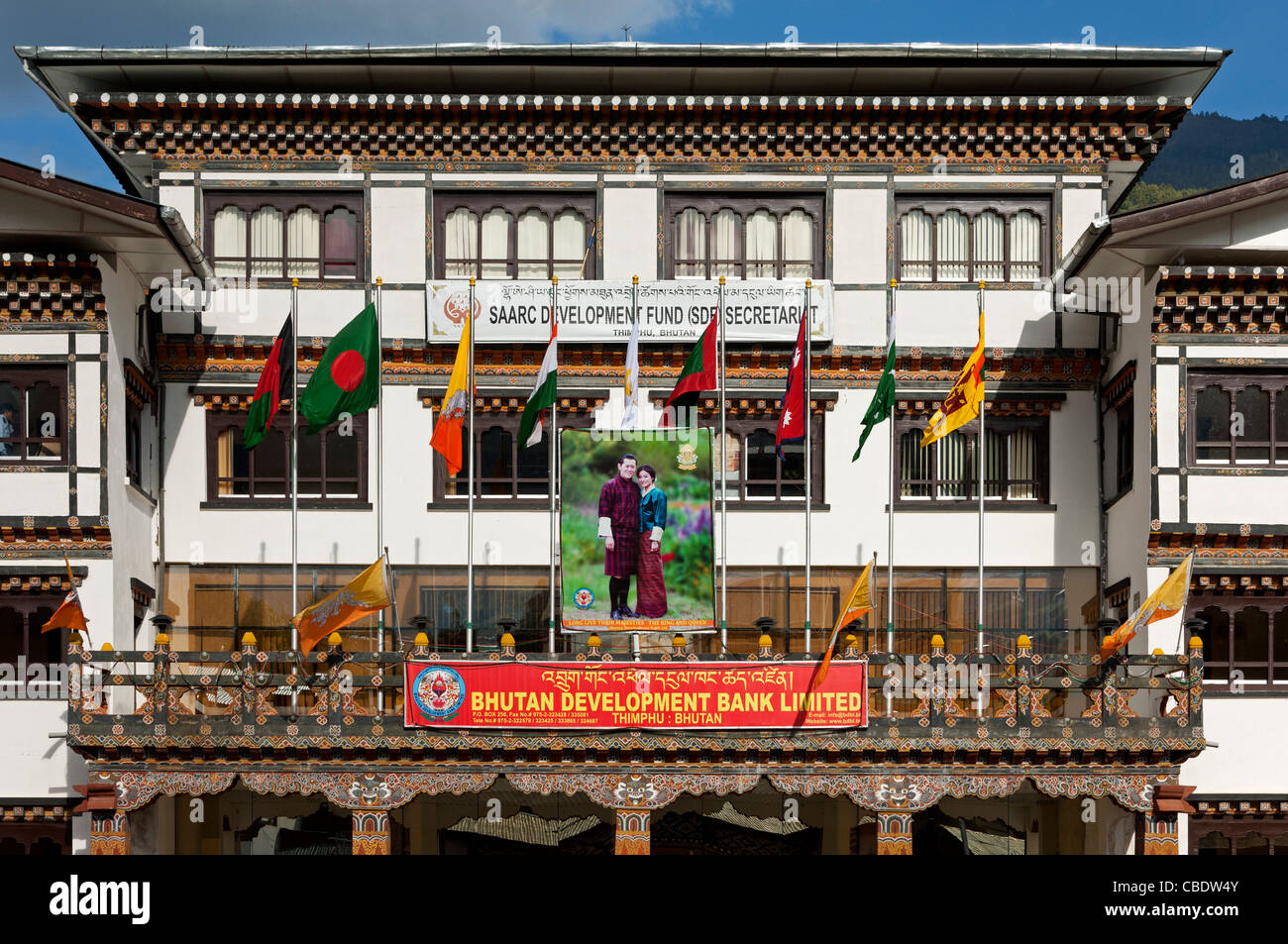 Hauptsitz der Bhutan Development Bank Ltd. mit dem Foto, das königliche Paar, Thimpu, Bhutan Stockfoto