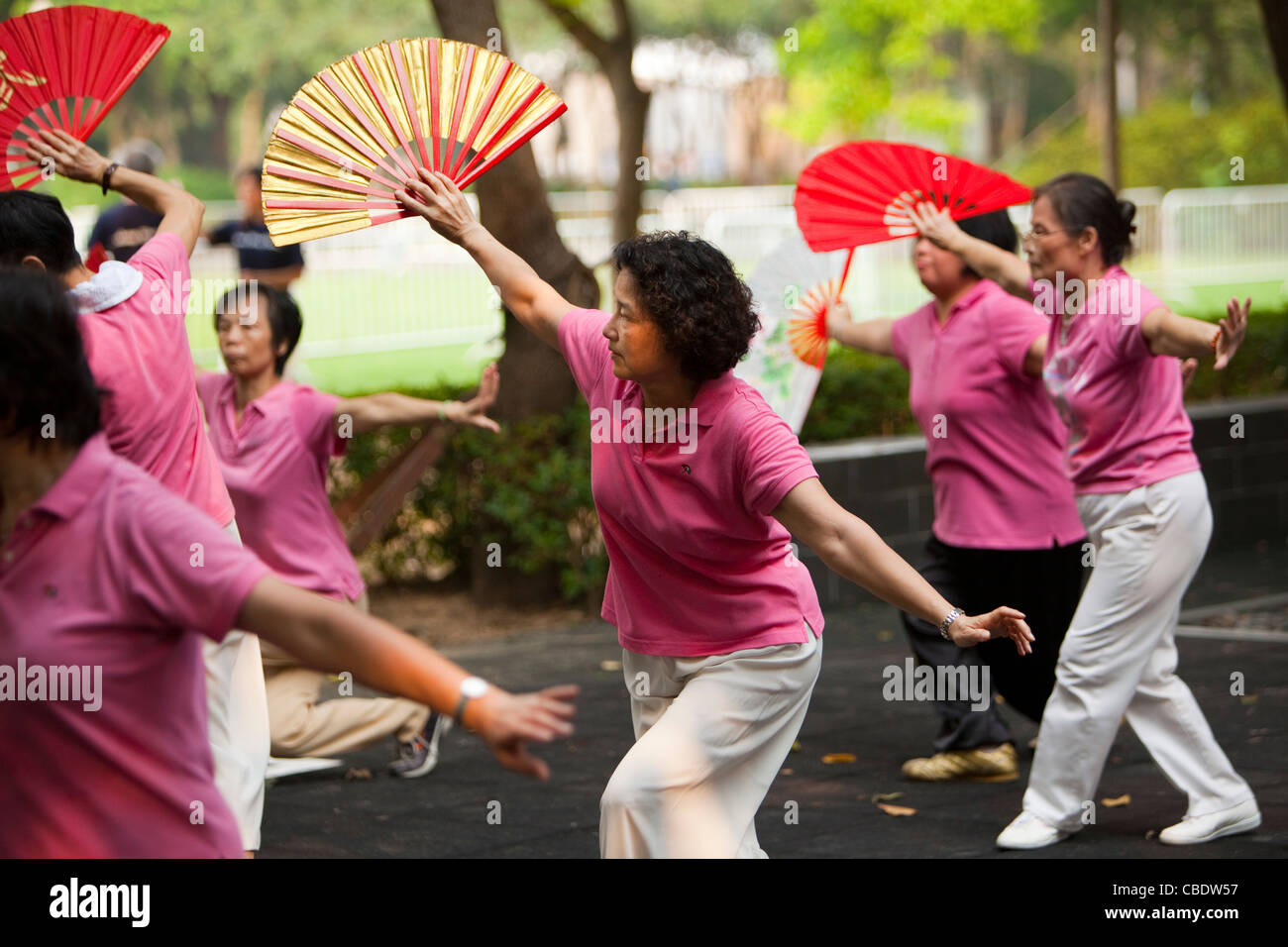 Öffentliche am frühen Morgen Thai Chi Übungsgruppe Stockfoto