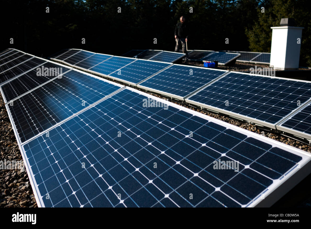 Solar Energiezellen array PV Dach Montage flach montierten Nahaufnahme Stockfoto