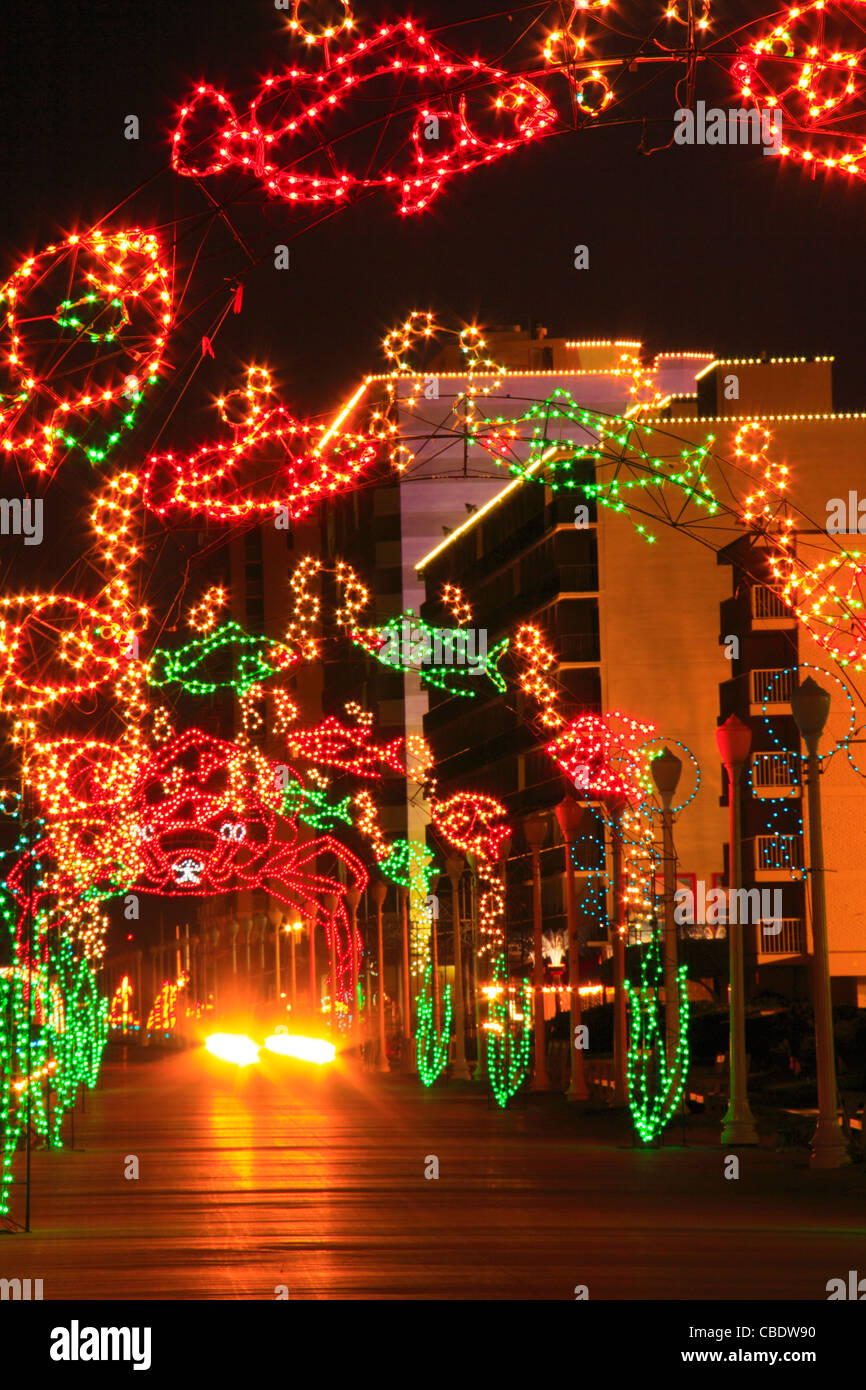 Weihnachtsbeleuchtung entlang der Promenade, Virginia Beach, Virginia, USA Stockfoto