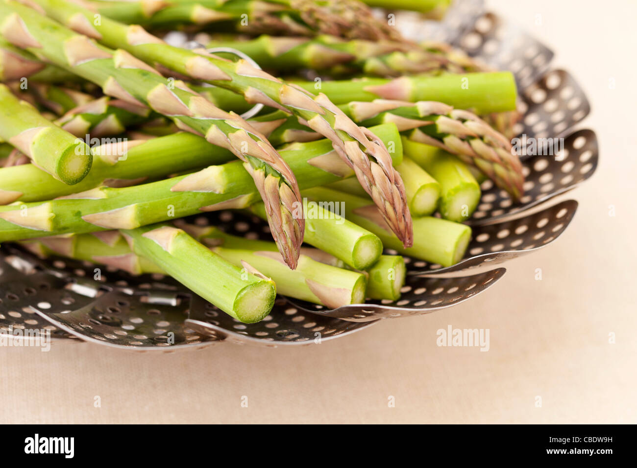 grüne frische Spargel in einem Dämpfeinsatz bereit zum Dämpfen Stockfoto