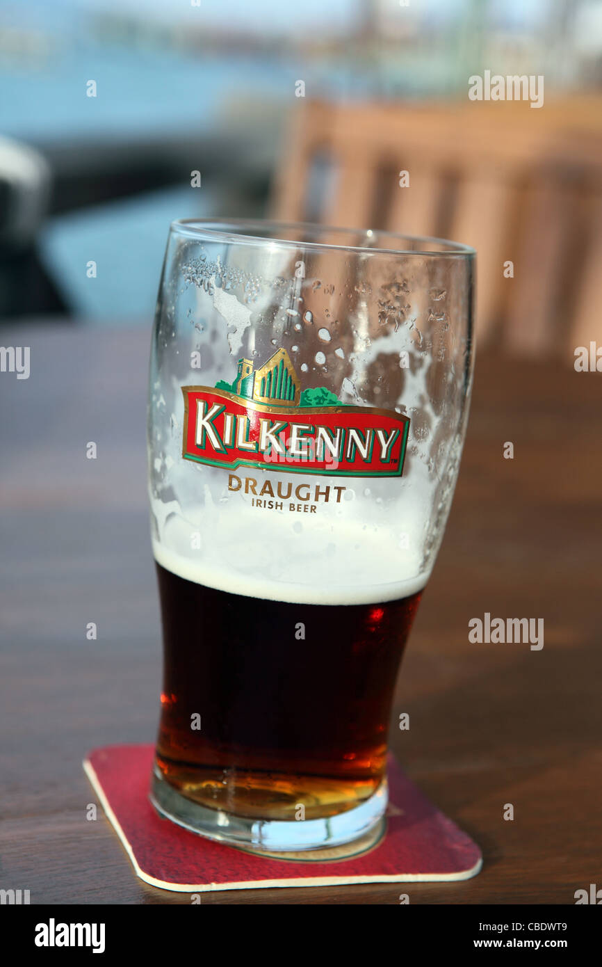 Halb betrunkenen Pint Kilkenny Irish Cream Ale von den Machern von Guinness, die ihren in Kilkenny, Irland Ursprung Stockfoto