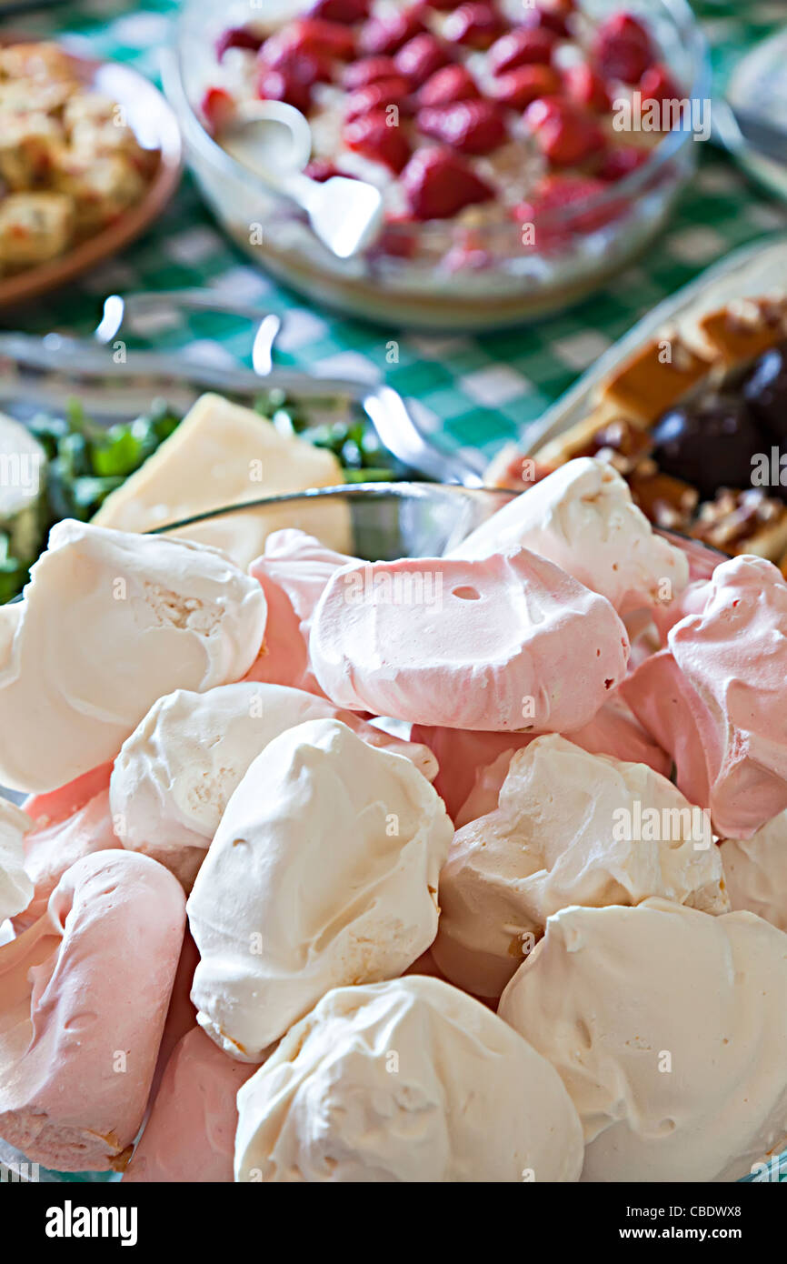 Hausgemachte Merangue auf Desserttisch UK Stockfoto
