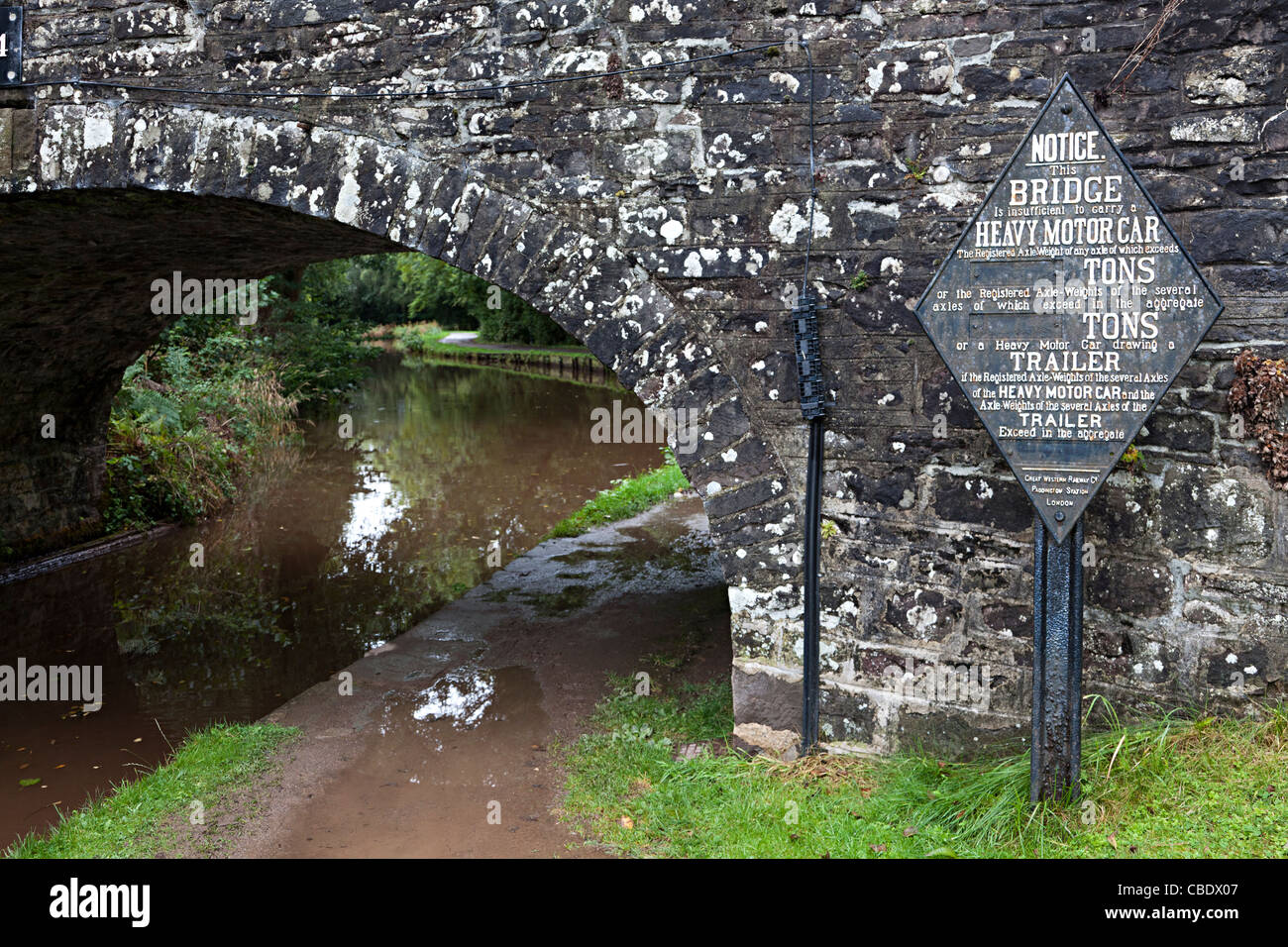Alte Zeichen auf Brücke über Brecon und Abergavenny Kanal Warnung der Gewichtsgrenze Wales UK Stockfoto