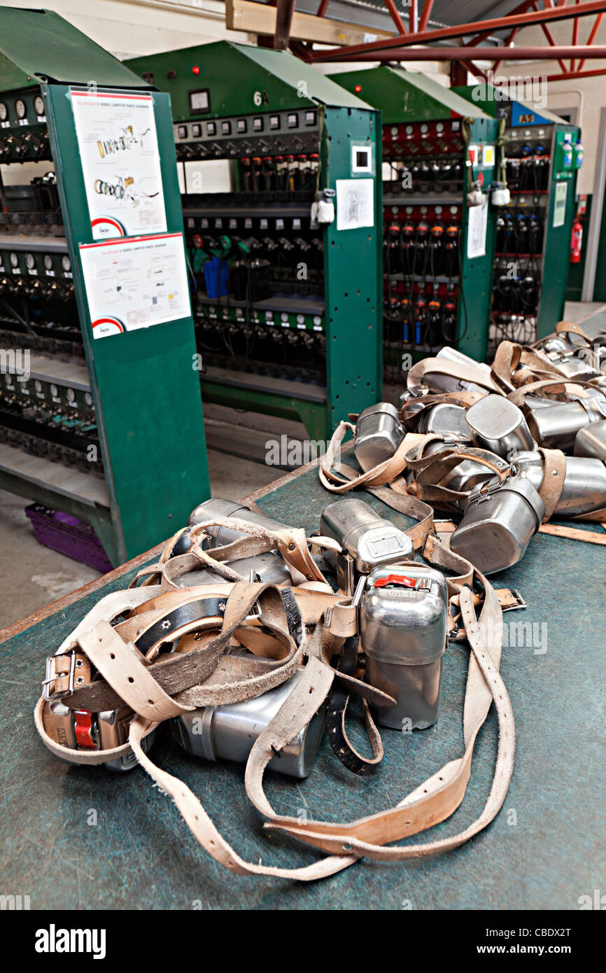 Gas-Sicherheits-Ausrüstung und Batterieladung für Lichter in Zeche Big Pit Blaenavon Wales UK zu atmen Stockfoto