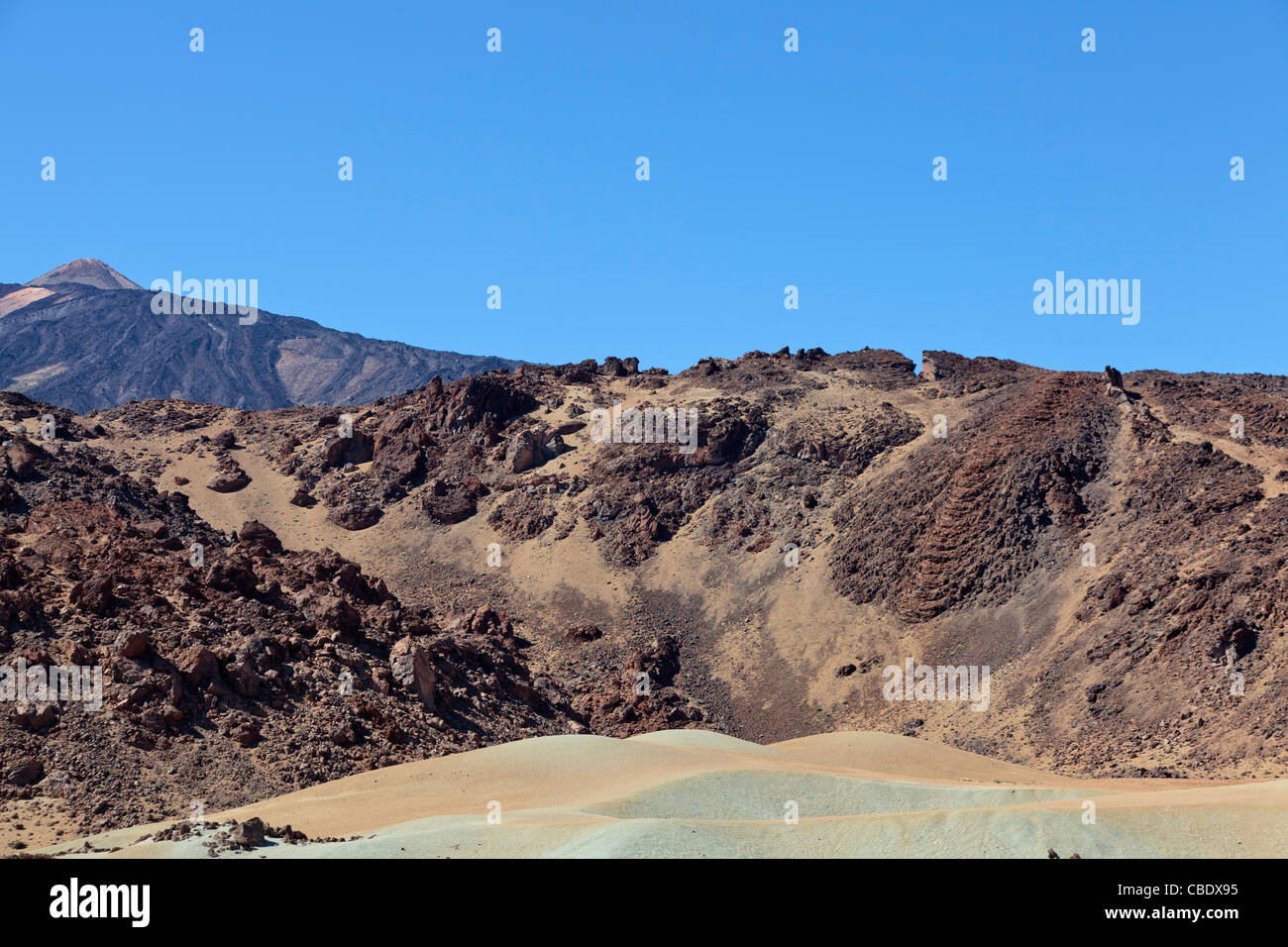 Kontrastierende Farben und Texturen der verschiedenen Arten von vulkanischen Ablagerungen auf den Teide auf Teneriffa, Kanarische Inseln, Spanien Stockfoto