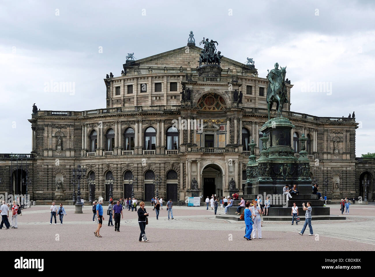 Opernhaus Semperoper am Theaterplatz in Dresden mit Koenig Johann Denkmal Stockfotografie Alamy Opernhaus Semperoper am Theaterplatz in Dresden mit Koenig Johann Denkmal Stockfotografie Alamy