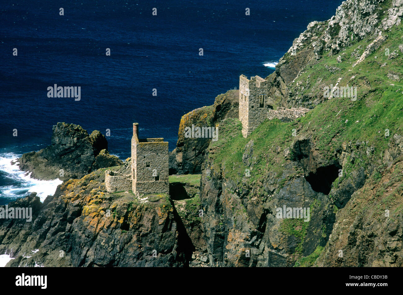 Ger: Cornwall, Penwith Halbinsel, Botallack Tin Mine (1914) abnd, die Krone Motor Häuser (1832) auf Klippen thront. Aus South West Coast Path Stockfoto