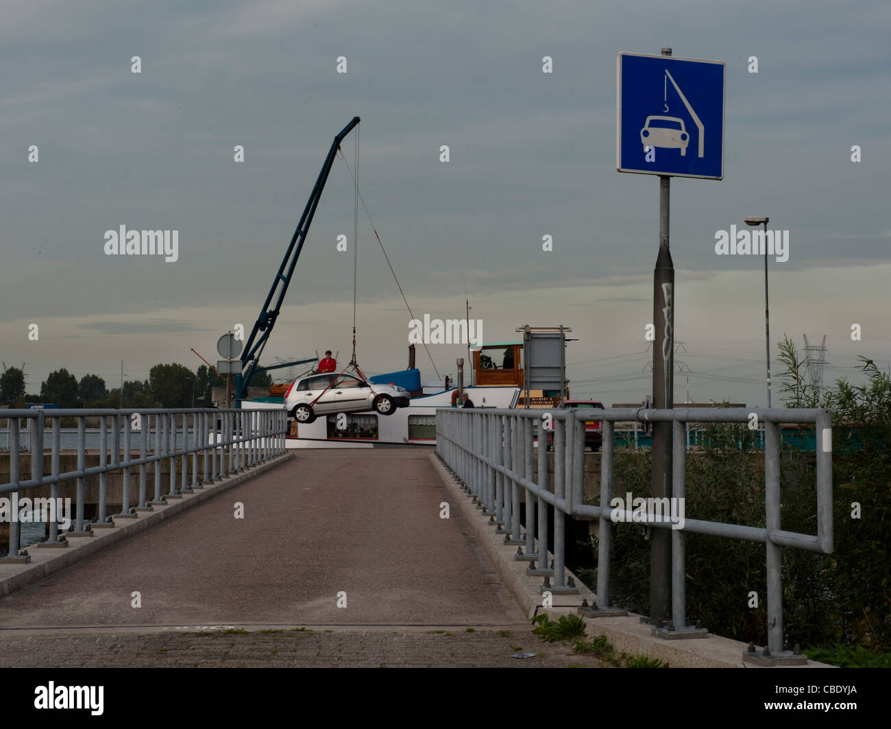 Ort, um ein Auto von einem Schiff schleppen seufzen, Verkehrszeichen, Humor, visuelle Reimen, amüsanter Zufall, Kran Stockfoto
