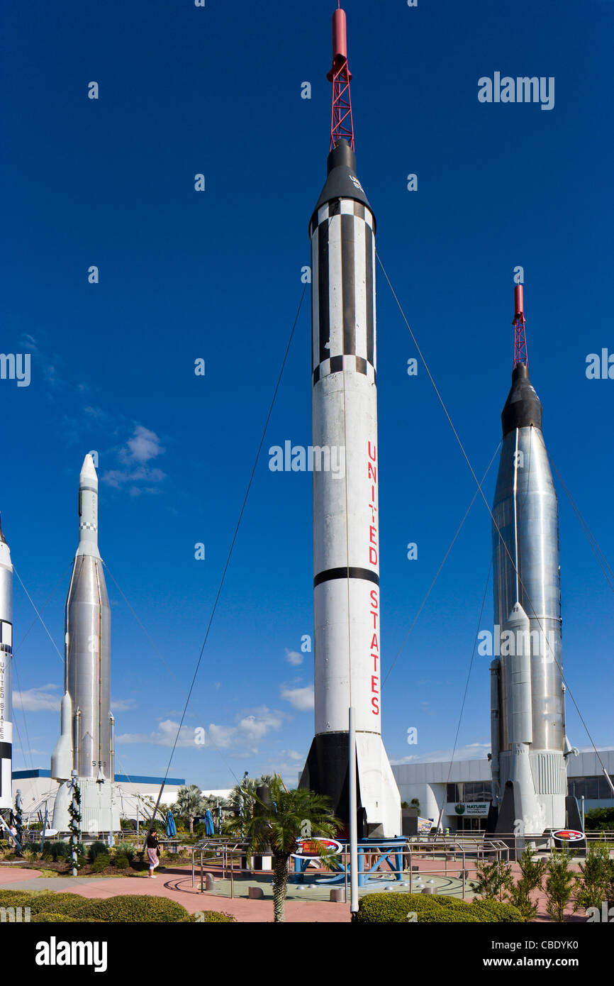Mercury-Redstone-Rakete mit Mercury-Atlas nach rechts und nach links, Kennedy Space Center Visitor Complex, Florida Atlas-Agena Stockfoto