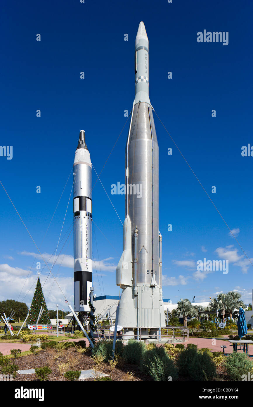 Atlas-Agena-Rakete mit Gemini-Titan nach links, The Rocket Garden, Kennedy Space Center Visitor Complex, Merritt Insel, Florida Stockfoto