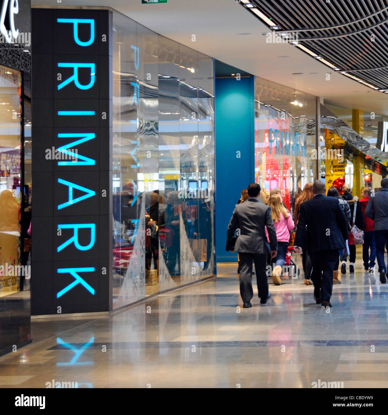 In der Nähe von blauen Primark shop front Store Anmelden & shopper Menschen zu Fuß zum Einkaufszentrum Westfield Mall in Stratford City Newham East London England Großbritannien Stockfoto