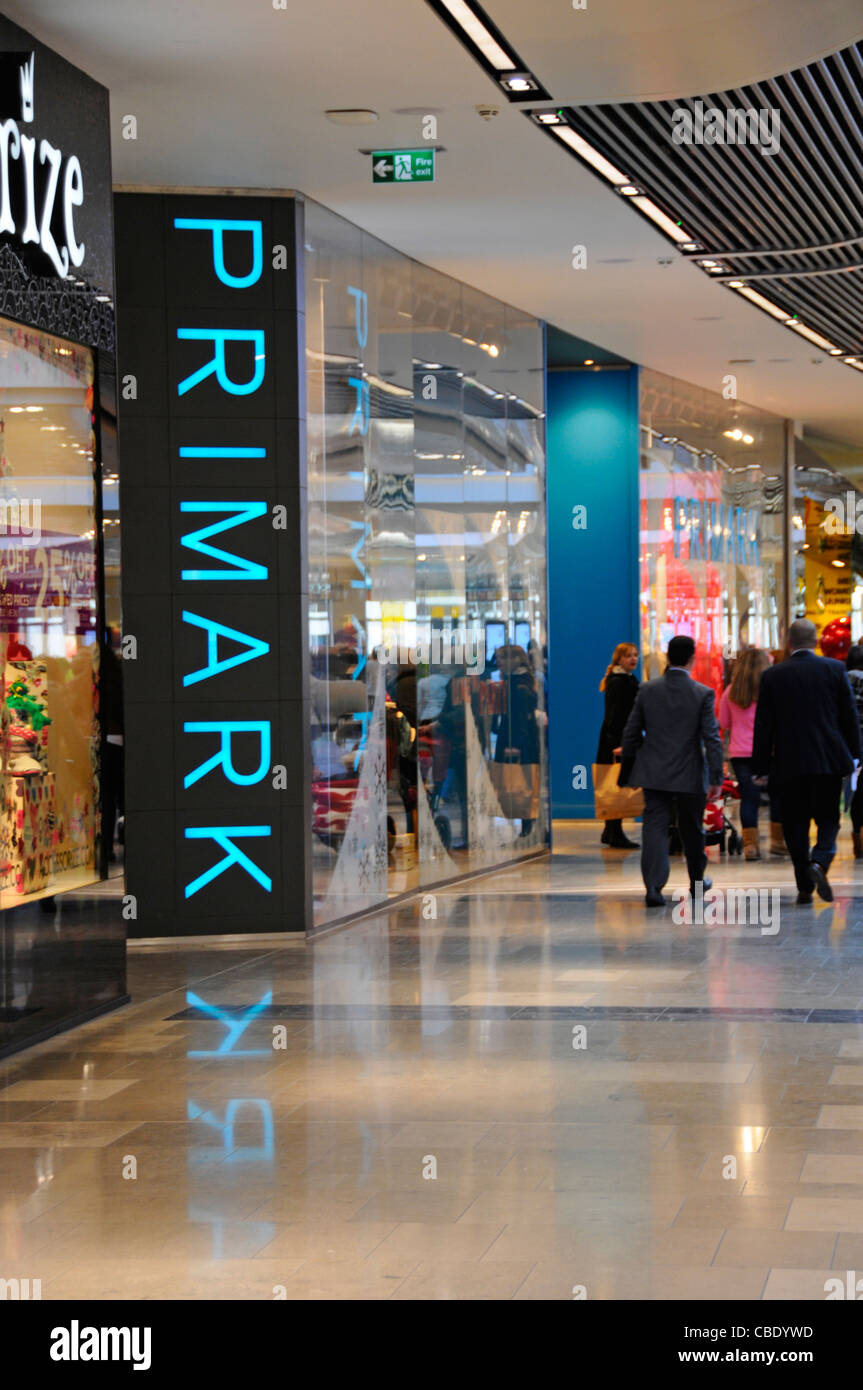 Primark shop front Store Anmelden & Shopper Menschen zu Fuß zum Einkaufszentrum Westfield Mall in Stratford City Newham East London England Großbritannien Stockfoto