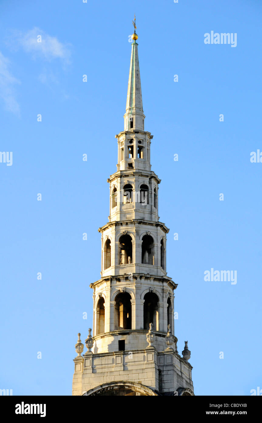 Christopher Wren Hochzeitstorte gestaffelter hoher Turm der St. Brides Church in Fleet Street, ein denkmalgeschütztes Gebäude der Kategorie I in der Skyline der City of London, England Stockfoto