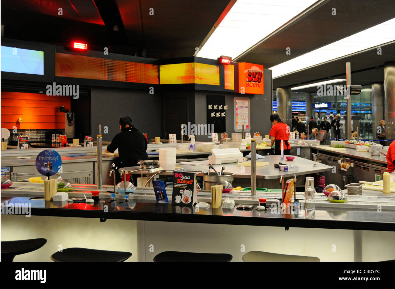 YO! Sushi Förderband yo Sushi essen Restaurant im Bahnhof St Pancras London England Großbritannien Stockfoto