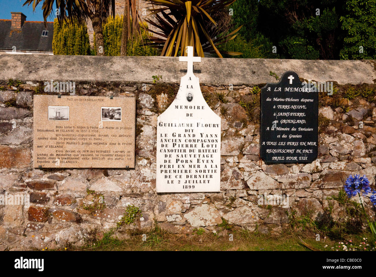 Mémoire d'Islande Wand der Verstorbenen auf dem Friedhof in Ploubazlanec Stockfoto