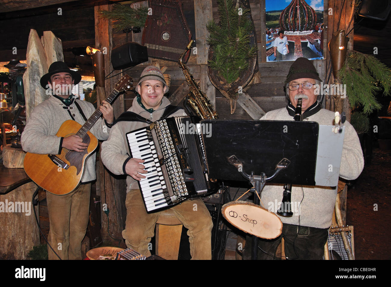 Traditionelle deutsche Band am Weihnachtsmarkt, Rathausplatz, Hamburg, Metropolregion Hamburg, Bundesrepublik Deutschland Stockfoto