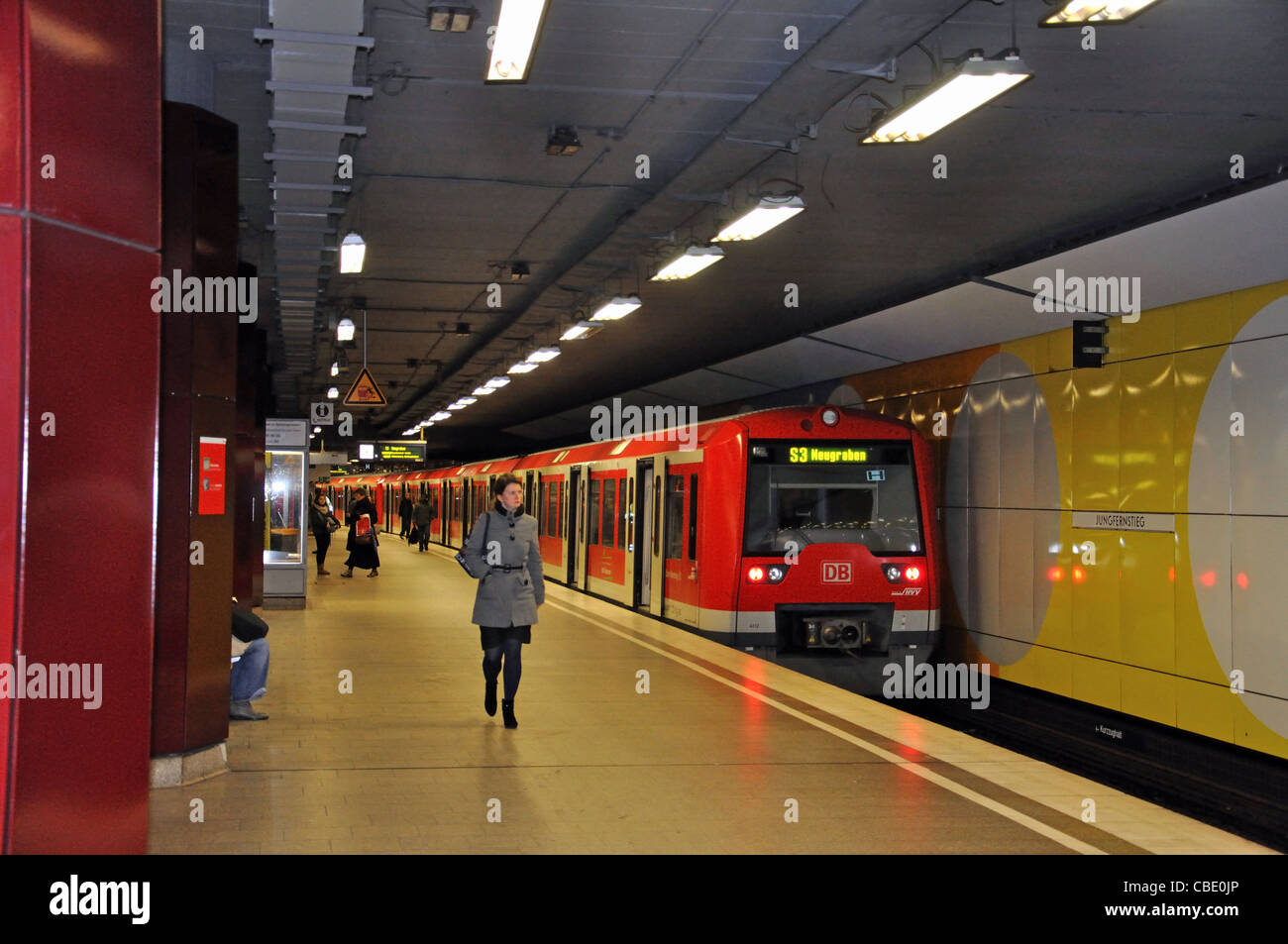 Jungfernstieg Stadt S-Bahn Station, Hamburg, Metropolregion Hamburg, Bundesrepublik Deutschland Stockfoto