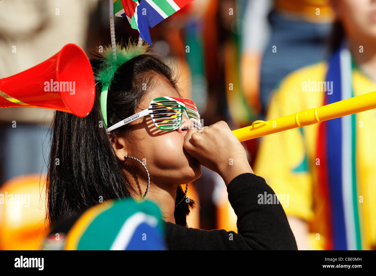 Fördermitglied Südafrika bläst eine Vuvuzela das Eröffnungsspiel der FIFA-WM 2010 zwischen Südafrika und Mexiko. Stockfoto