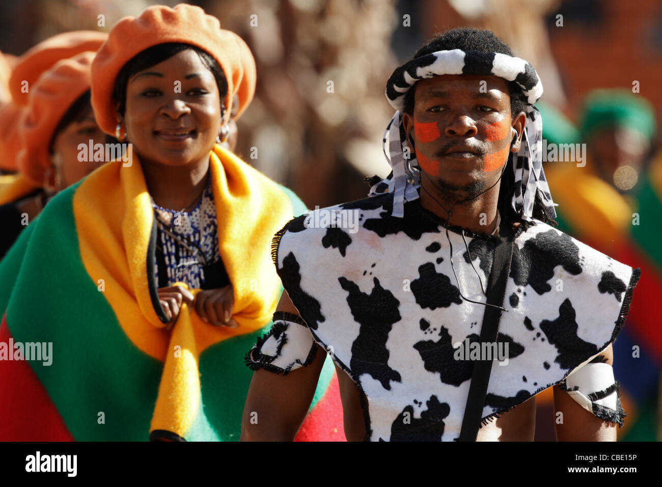 Traditionell bekleideten Männer und Frauen führen Sie an der Öffnung Zeremonie von den 2010 FIFA World Cup Soccer Tournament in Südafrika Stockfoto